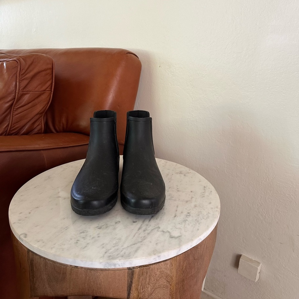Hunter Chelsea black boots size 6 EUC